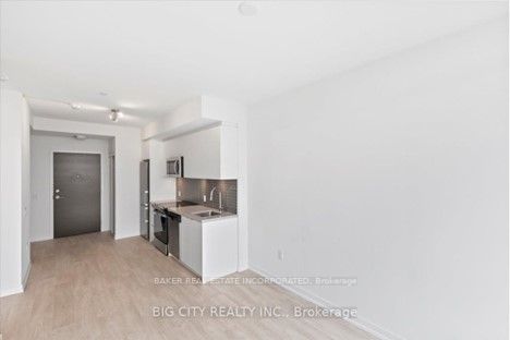 8868 Yonge St, #820E