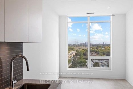 8868 Yonge St, #820E