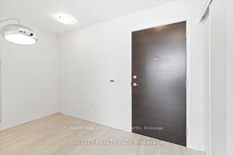 8868 Yonge St, #820E