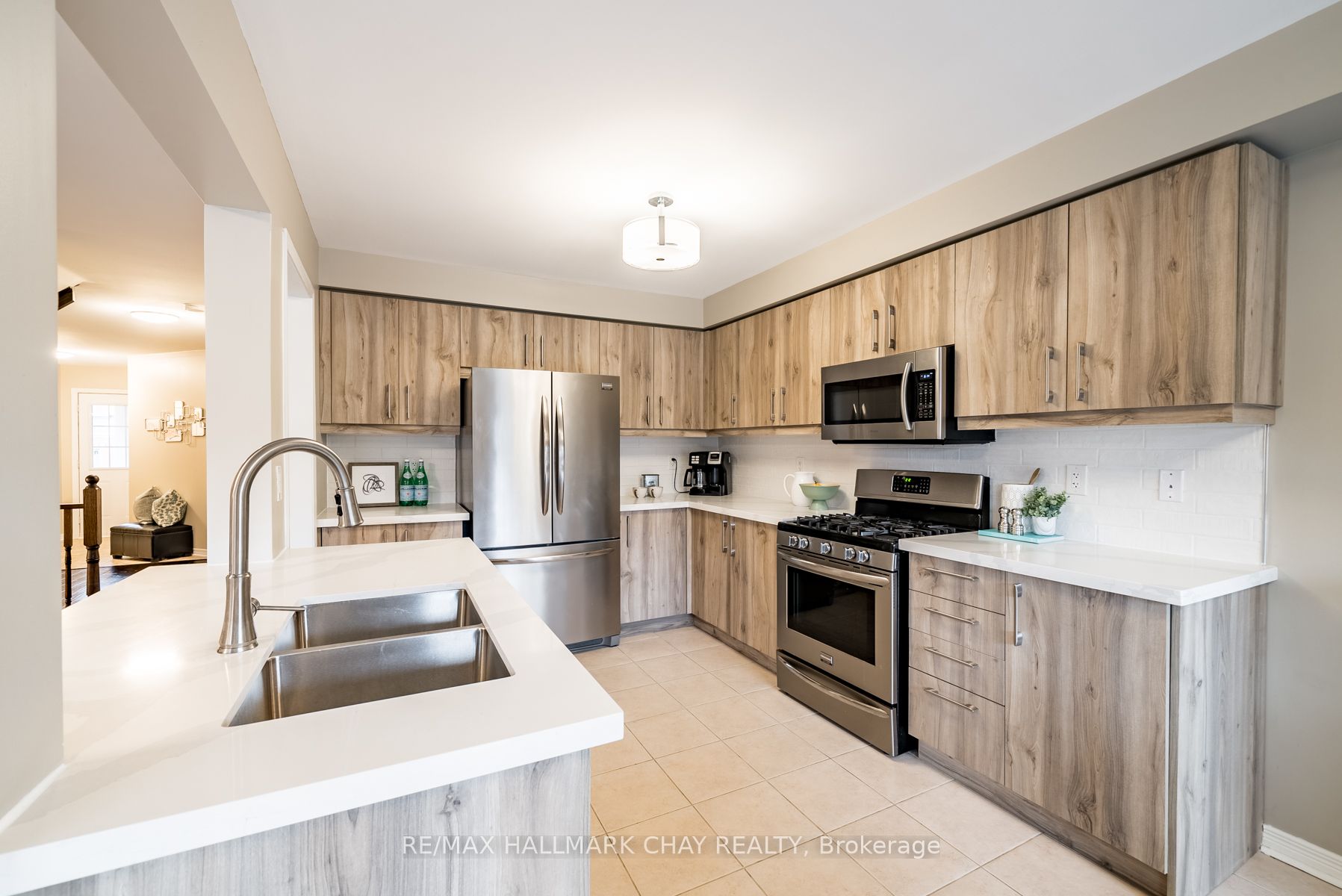 1215 Mary-Lou St
