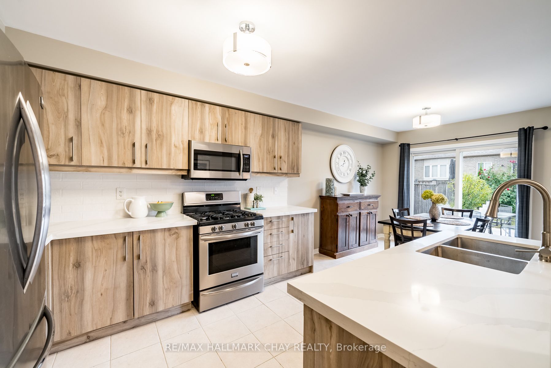 1215 Mary-Lou St