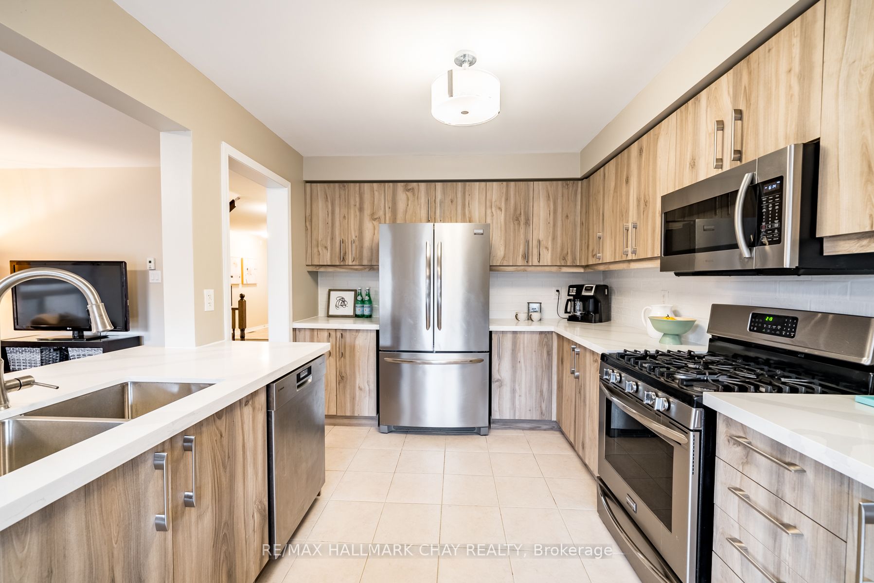 1215 Mary-Lou St