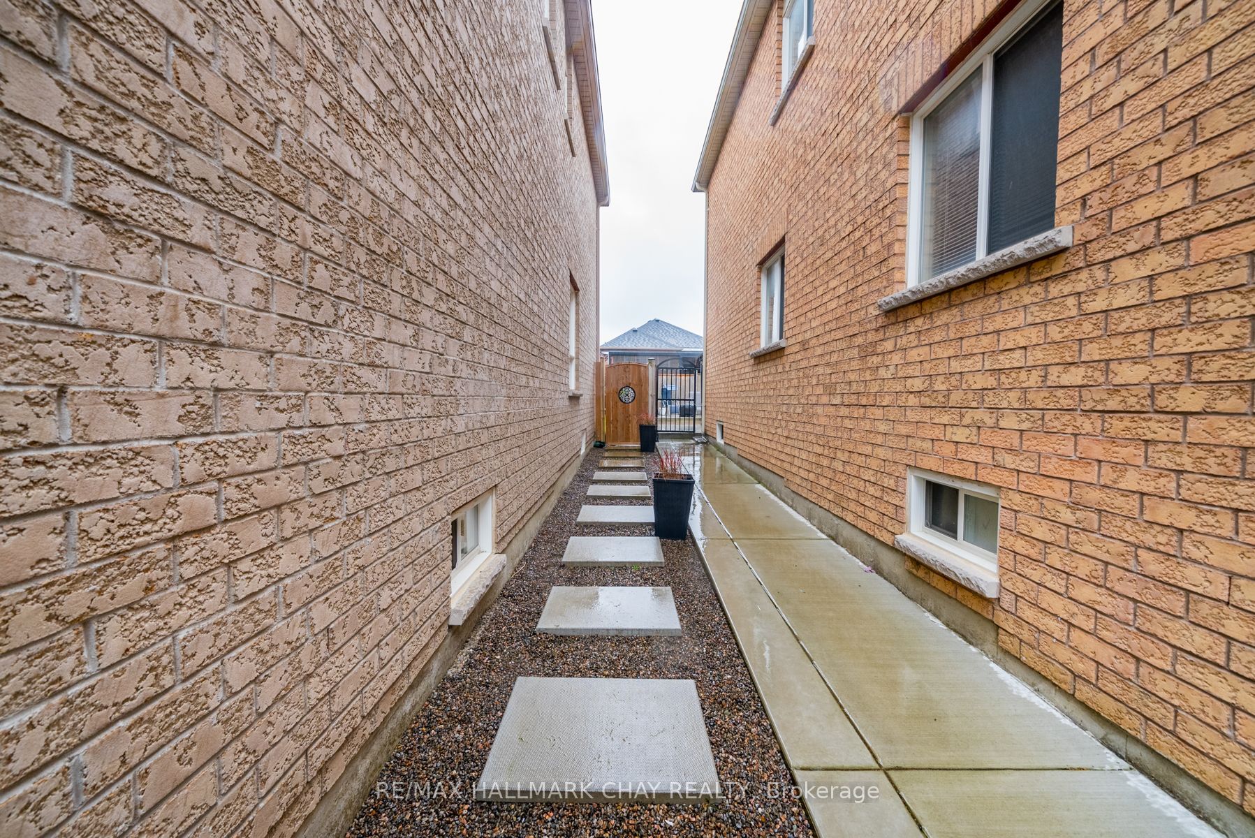 1215 Mary-Lou St