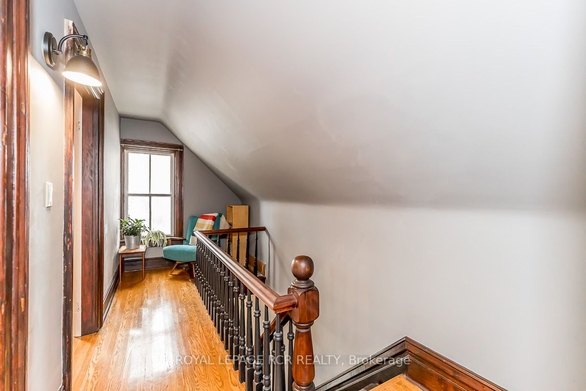 72 Nelson St E