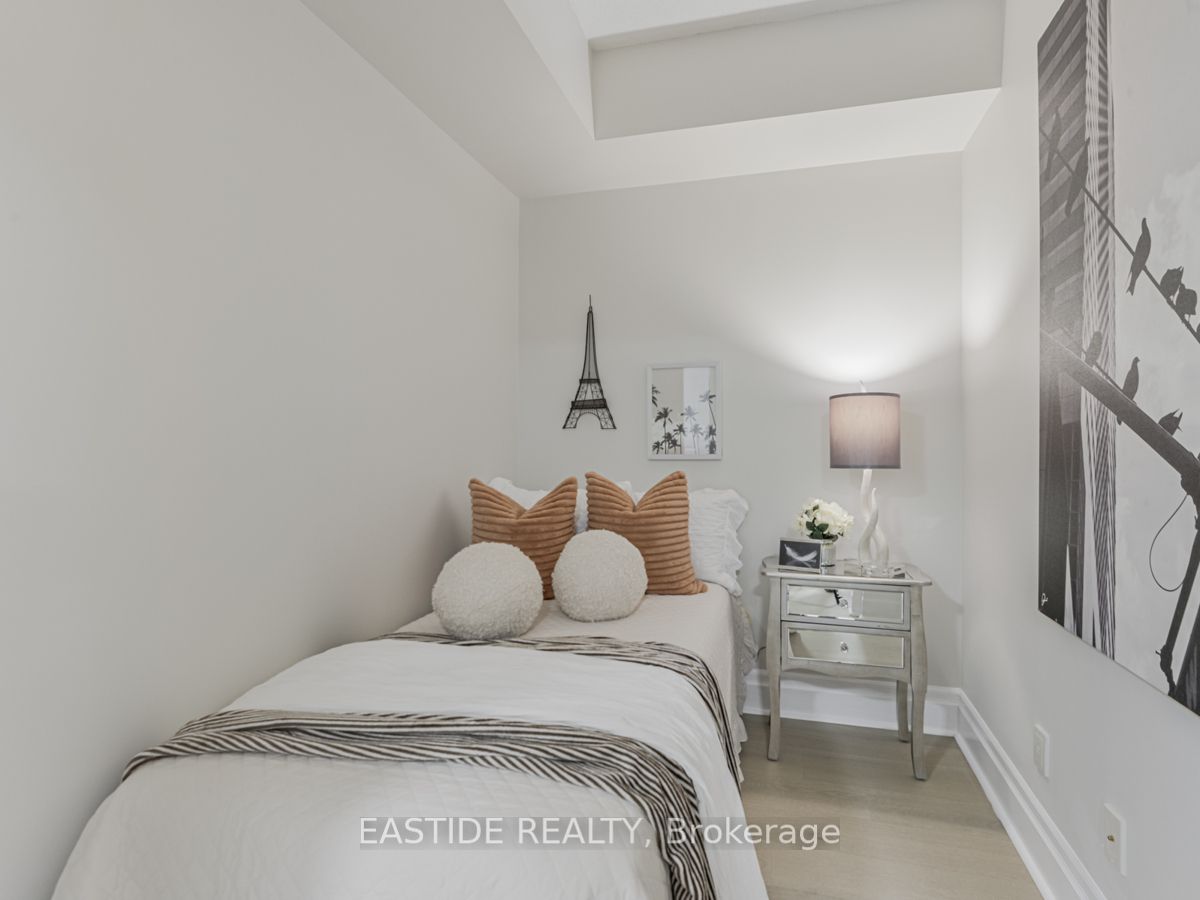 131 Upper Duke Cres, #607
