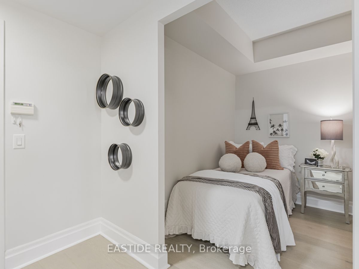 131 Upper Duke Cres, #607