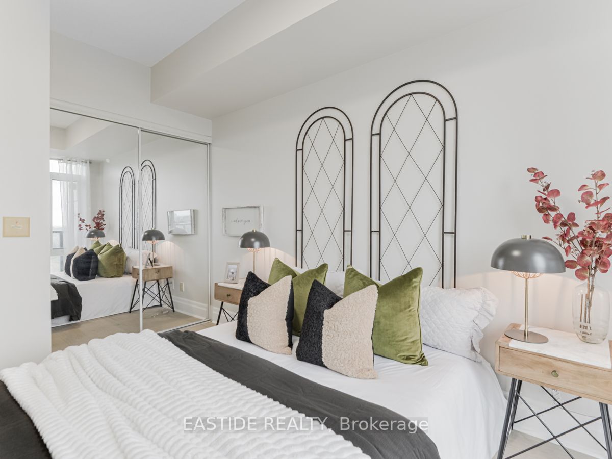 131 Upper Duke Cres, #607