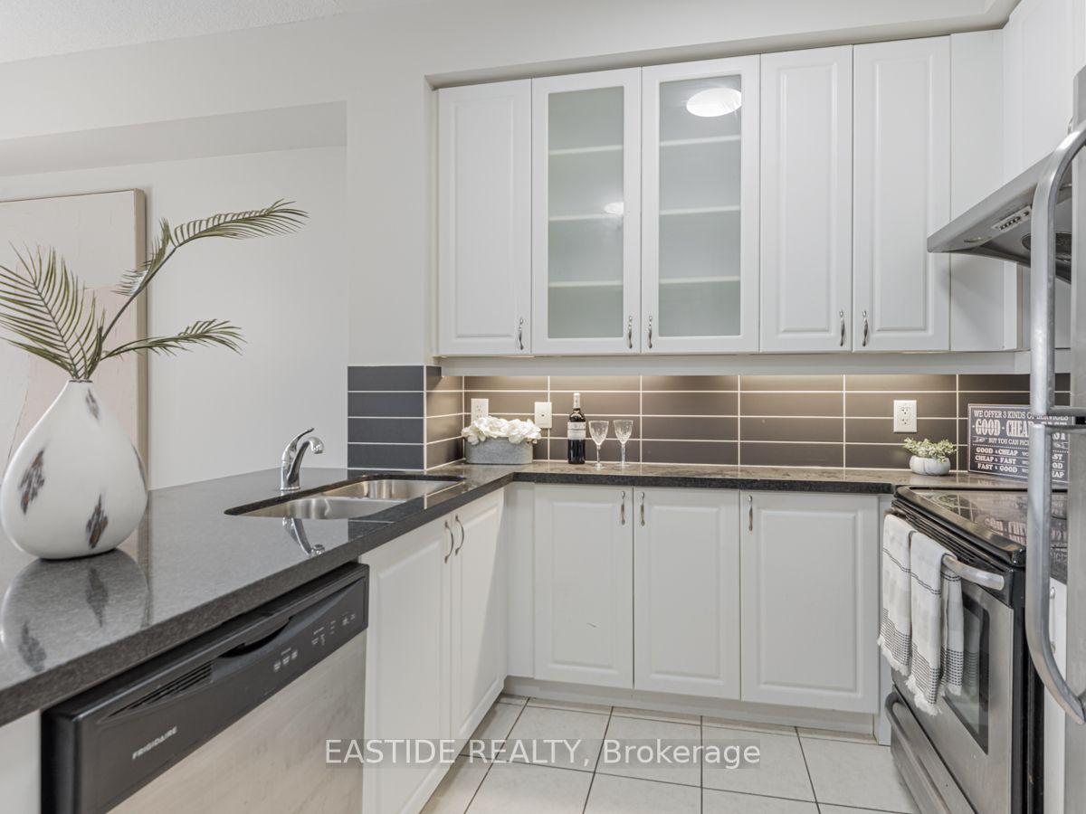 131 Upper Duke Cres, #607