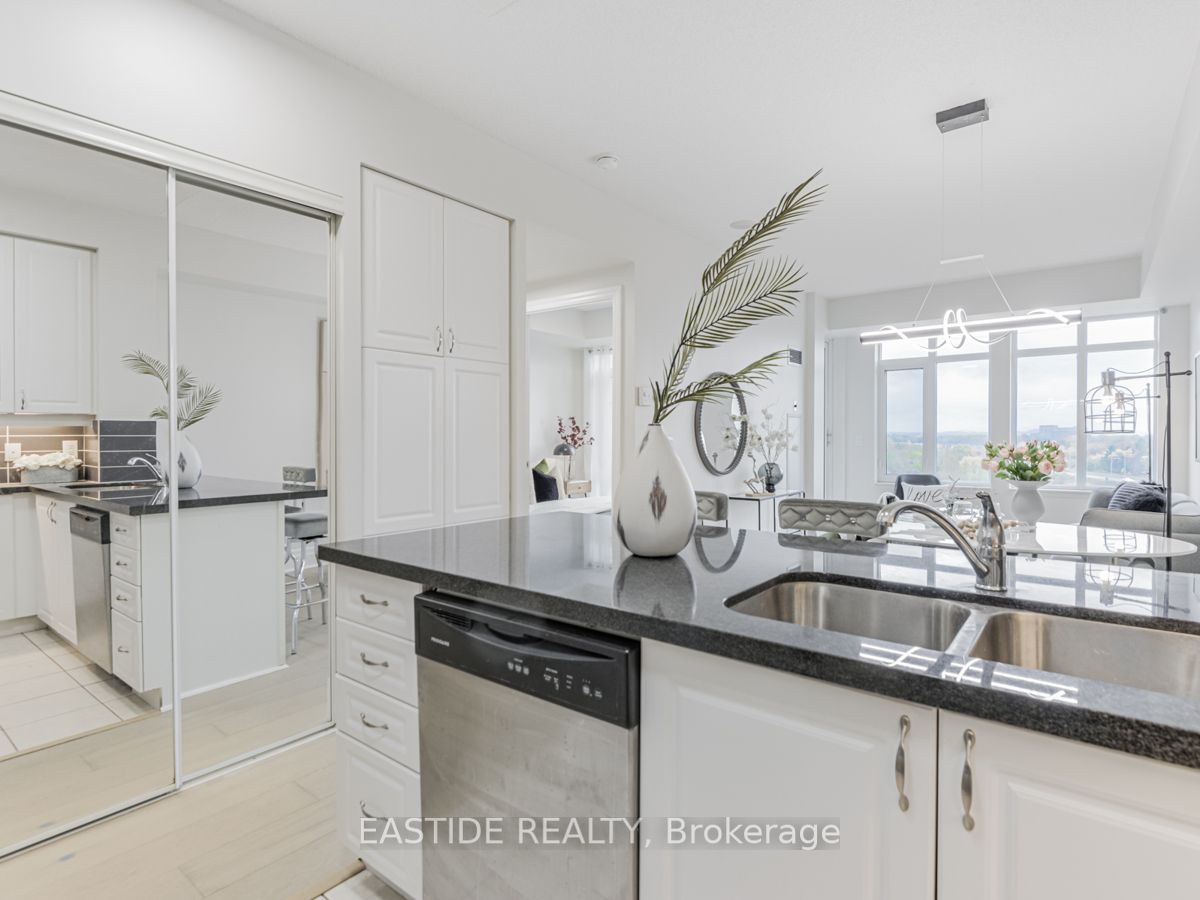 131 Upper Duke Cres, #607