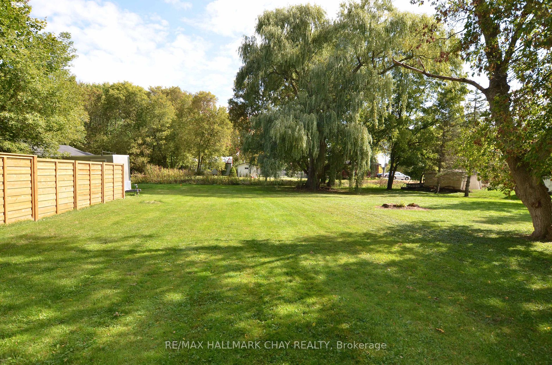Lot 104 Centre St N