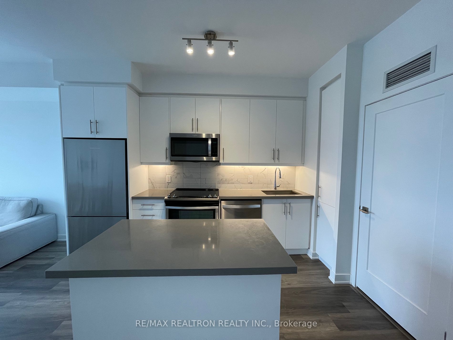 85 Oneida Crescent, #1401
