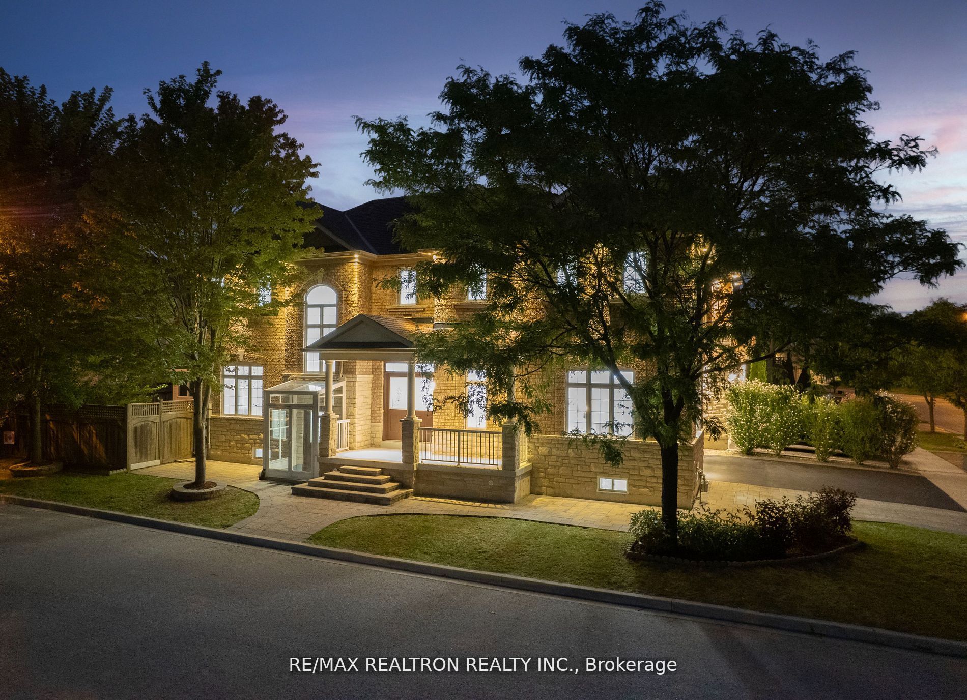 42 Reginald Lamb Cres