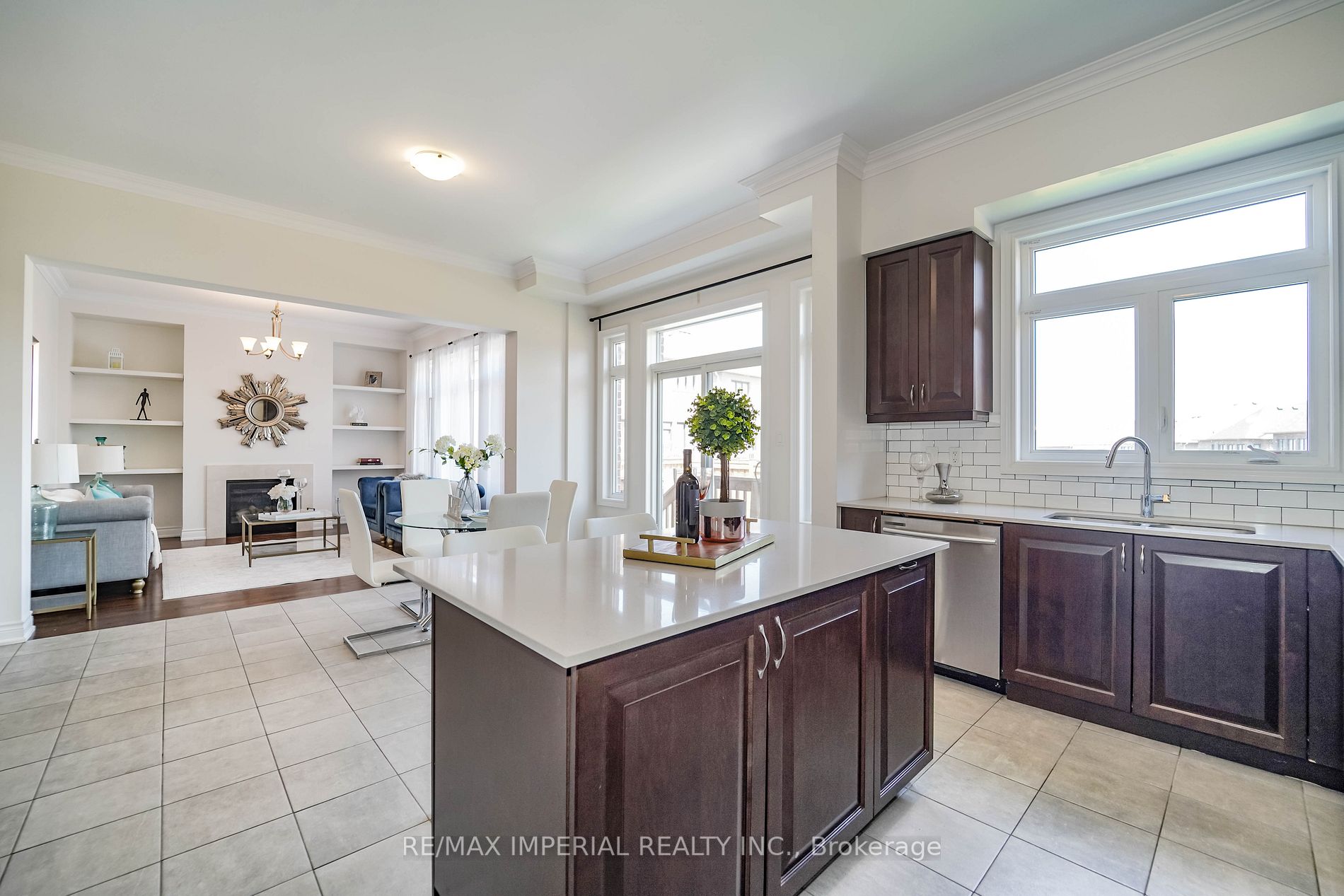 6 Tesla Cres