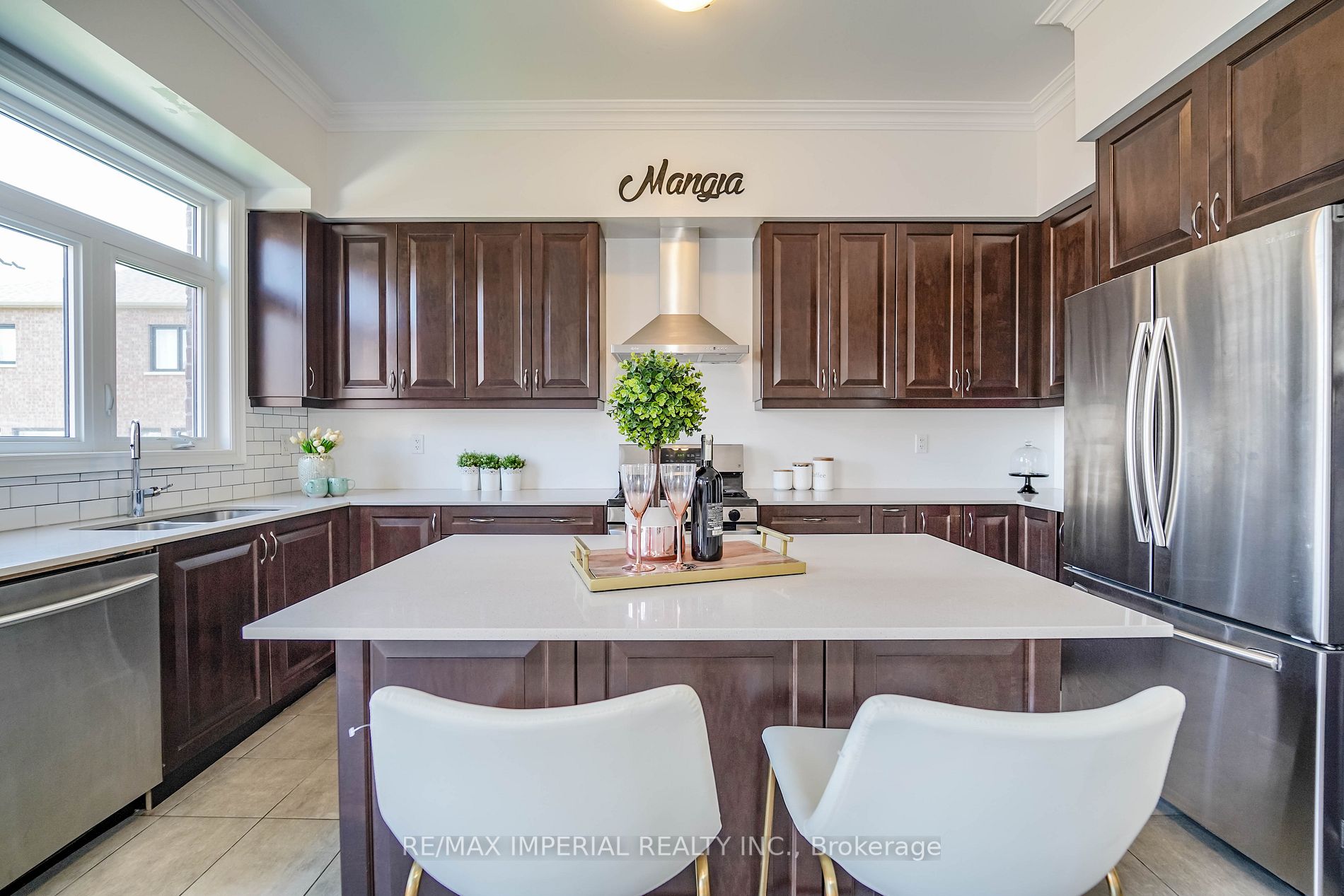 6 Tesla Cres