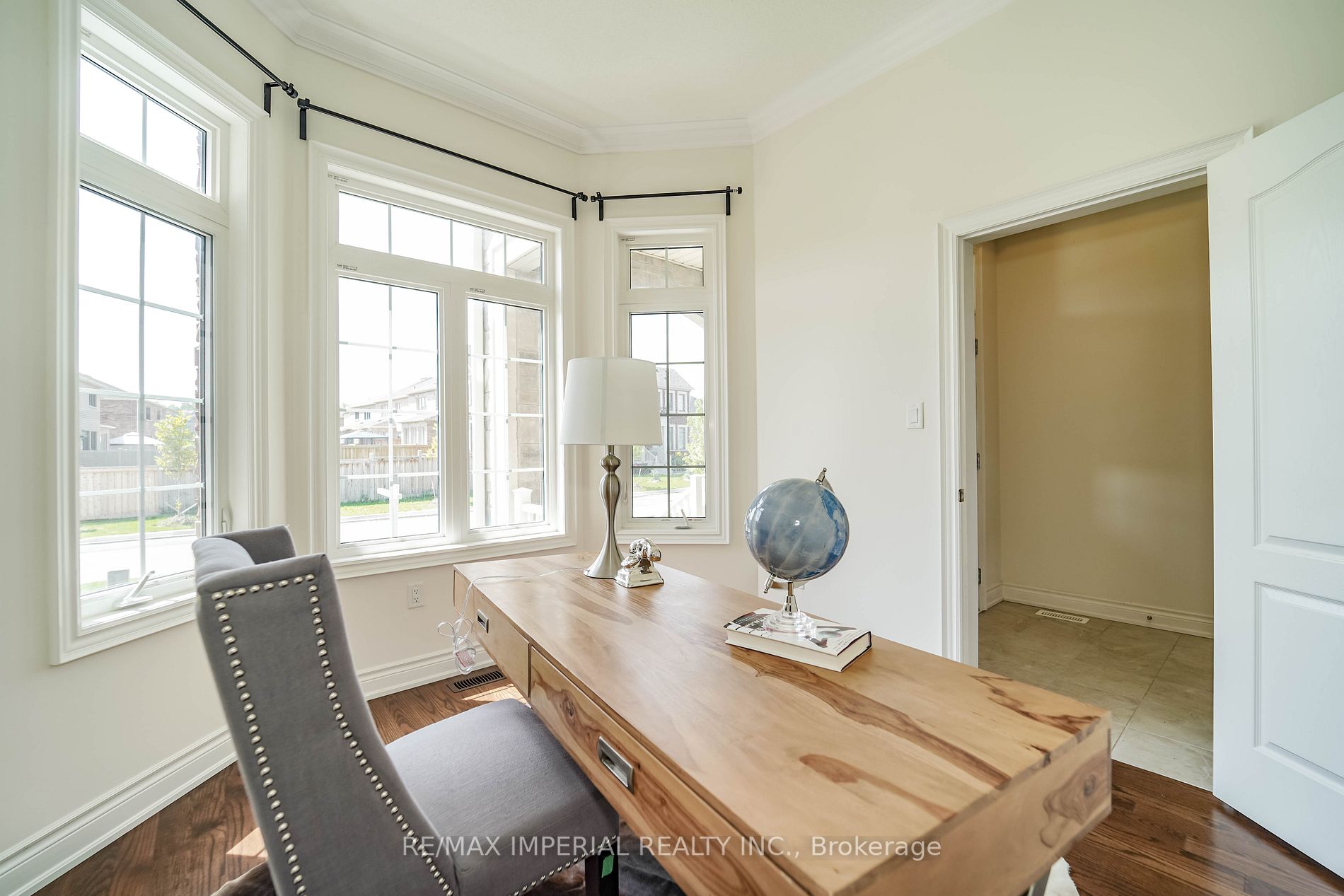 6 Tesla Cres