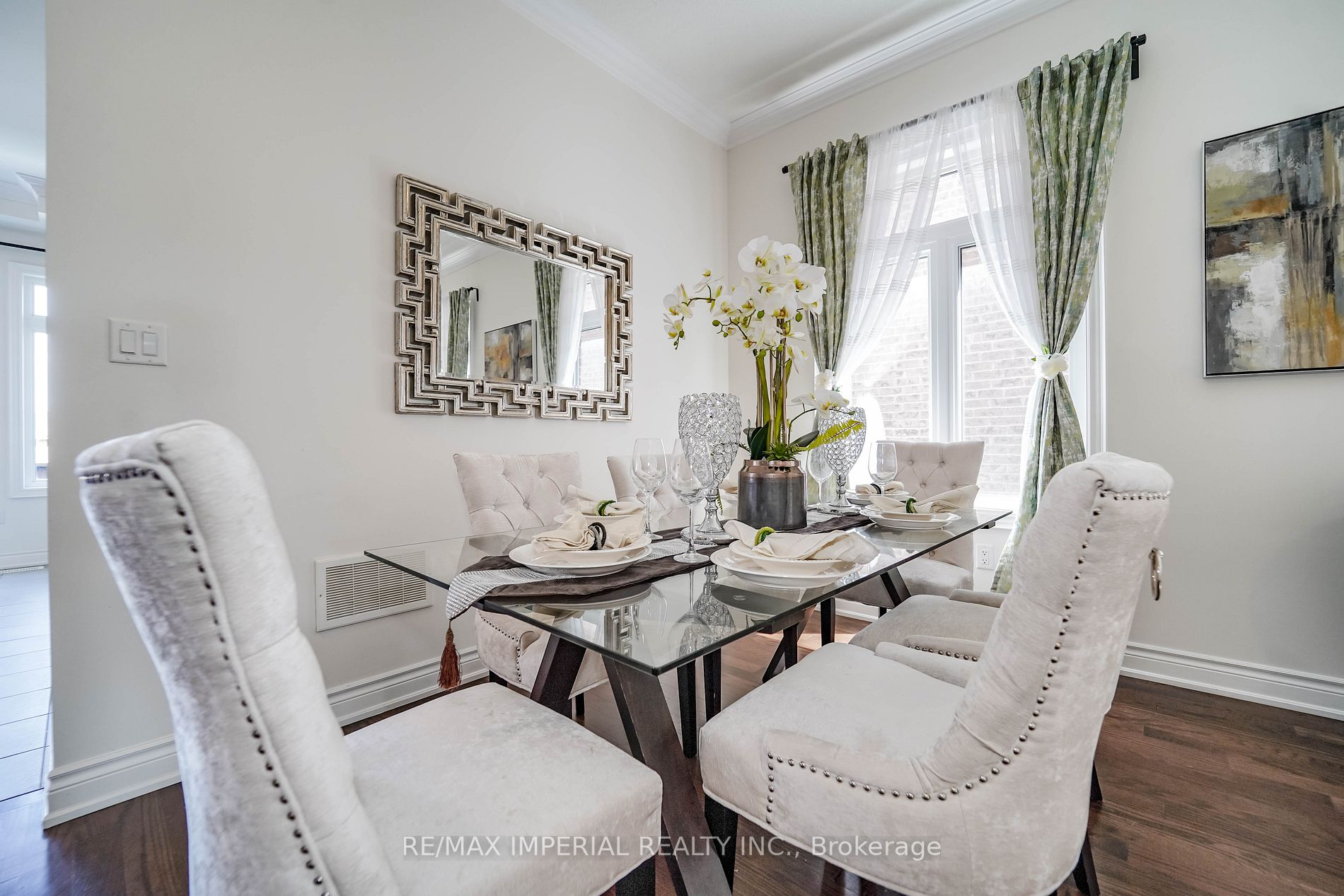 6 Tesla Cres