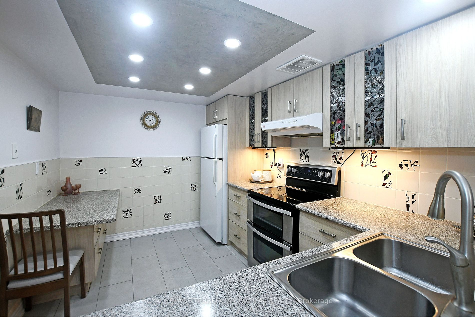 7460 Bathurst St, #208