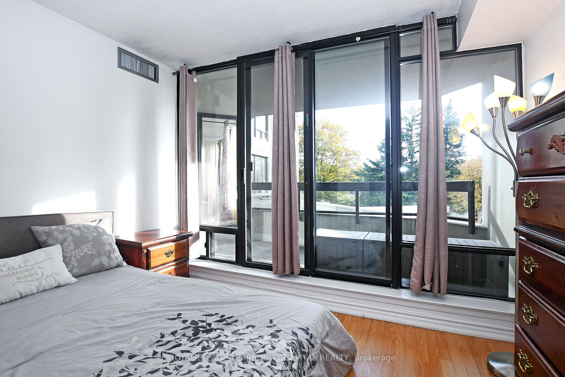 7460 Bathurst St, #208