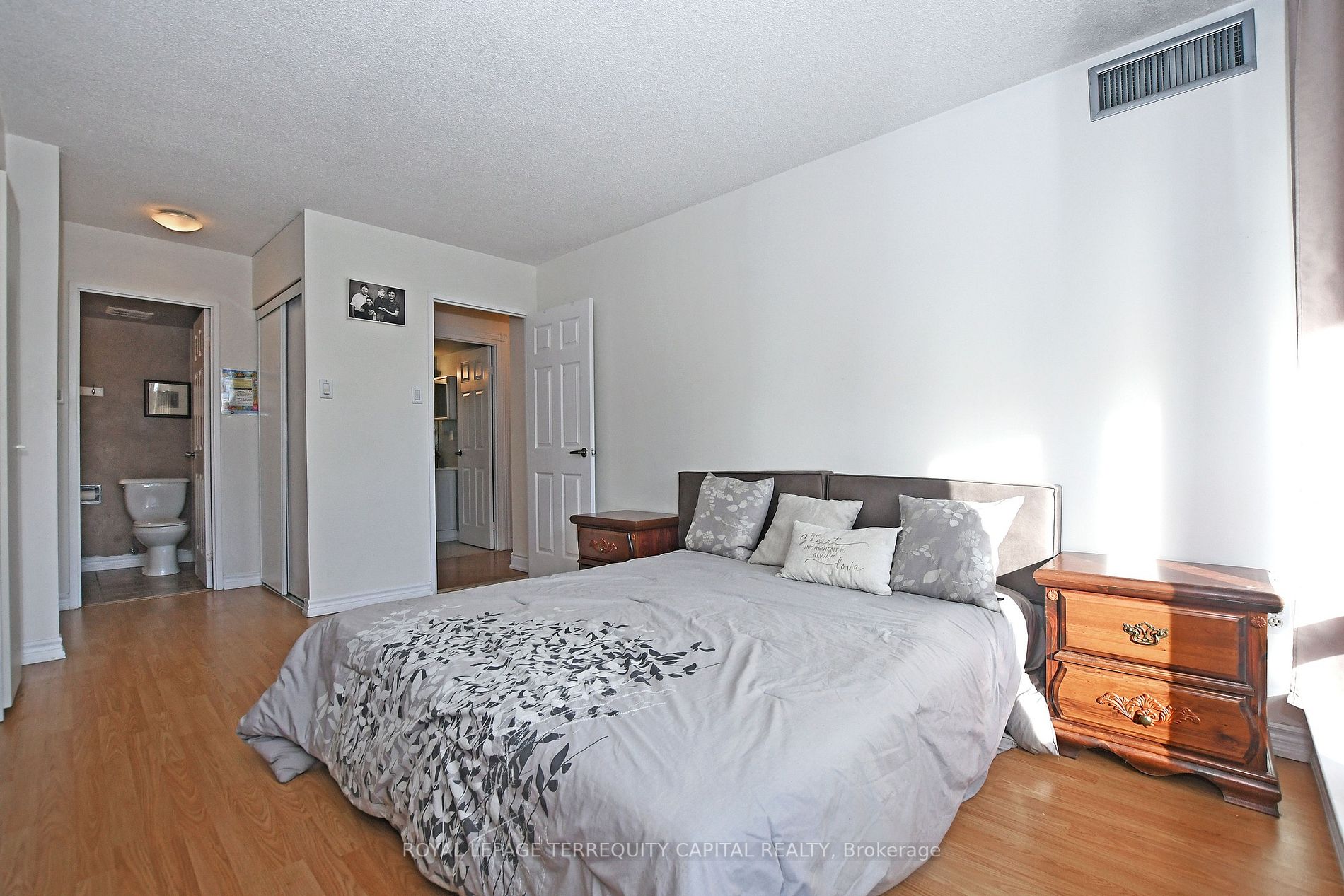 7460 Bathurst St, #208