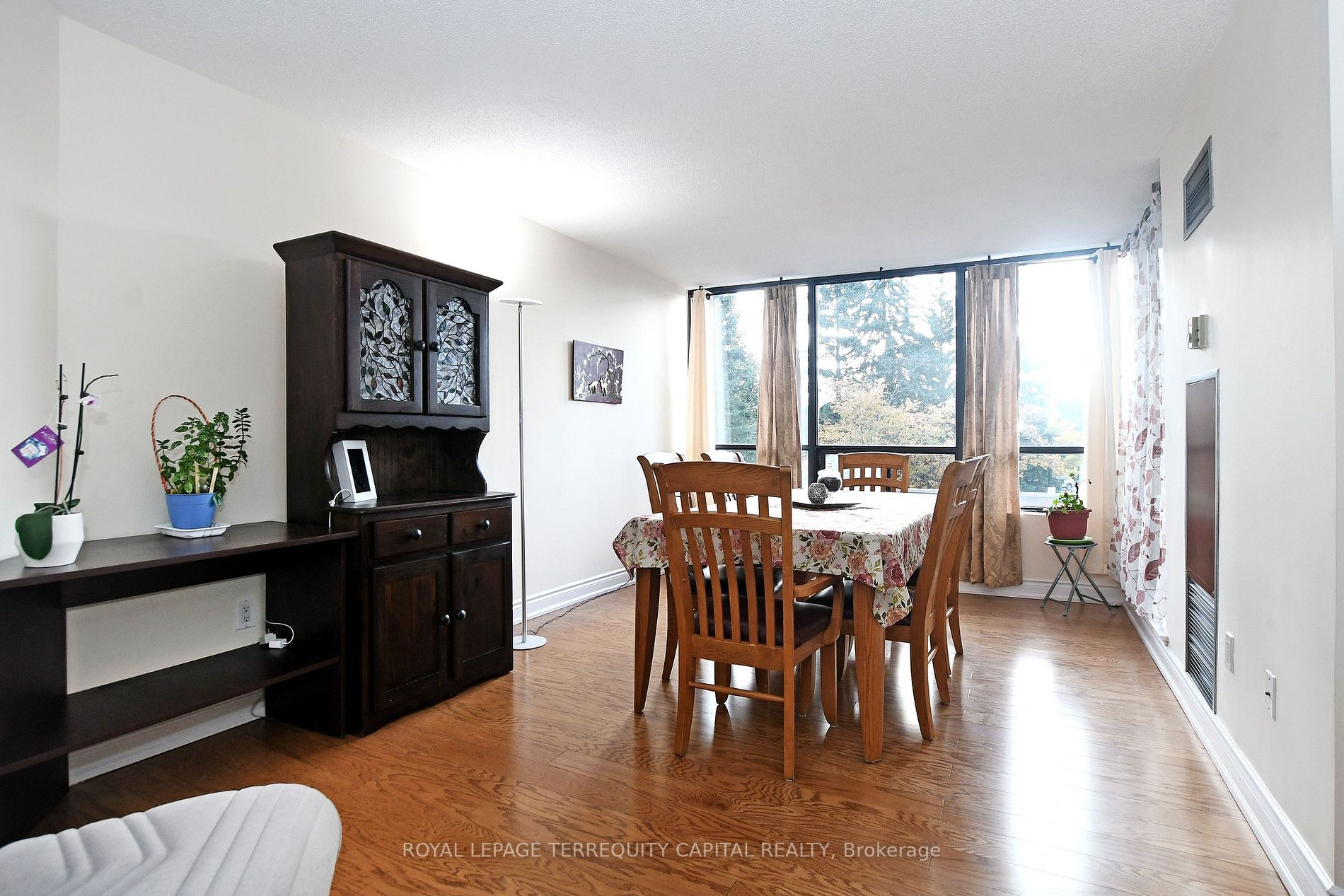 7460 Bathurst St, #208