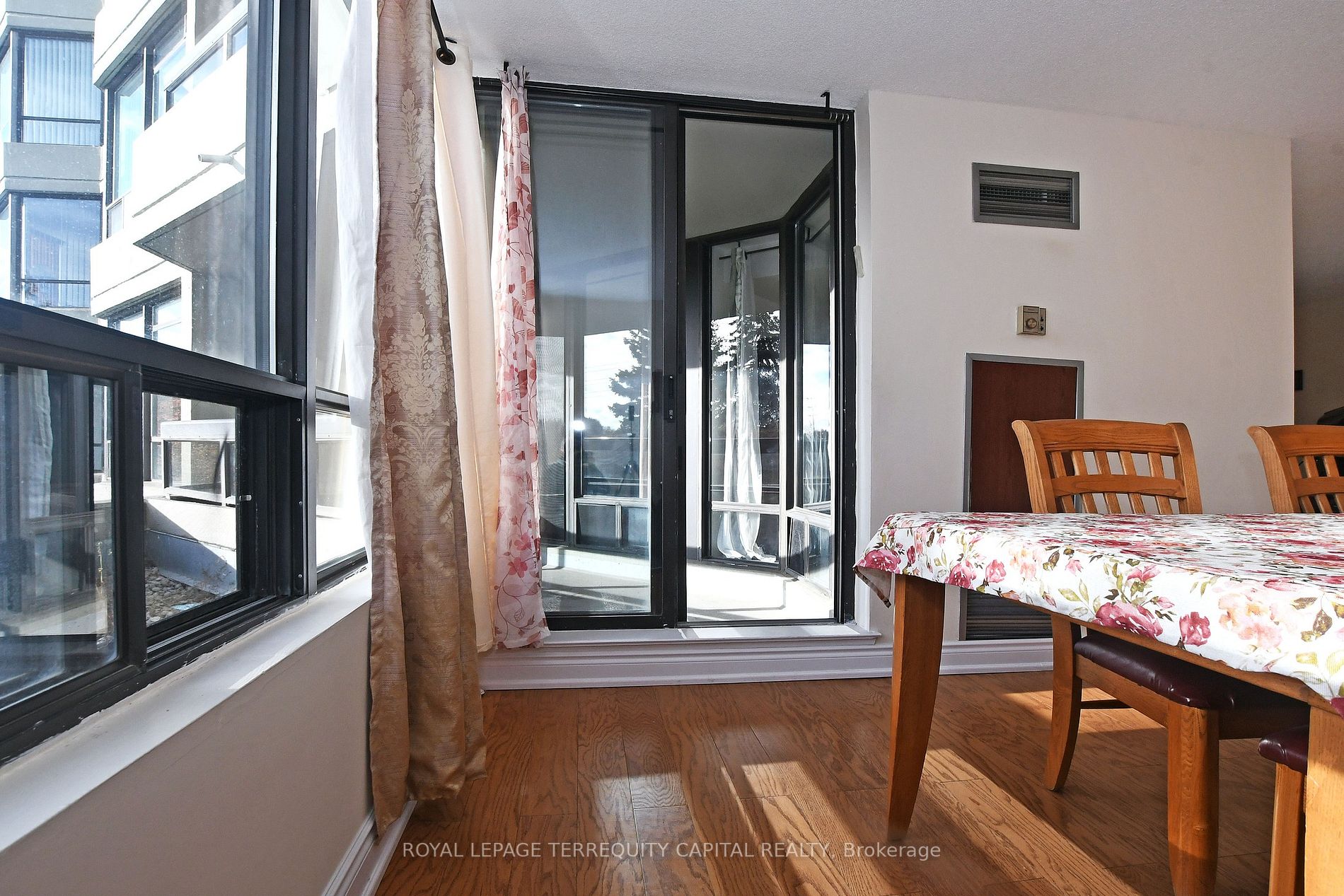7460 Bathurst St, #208