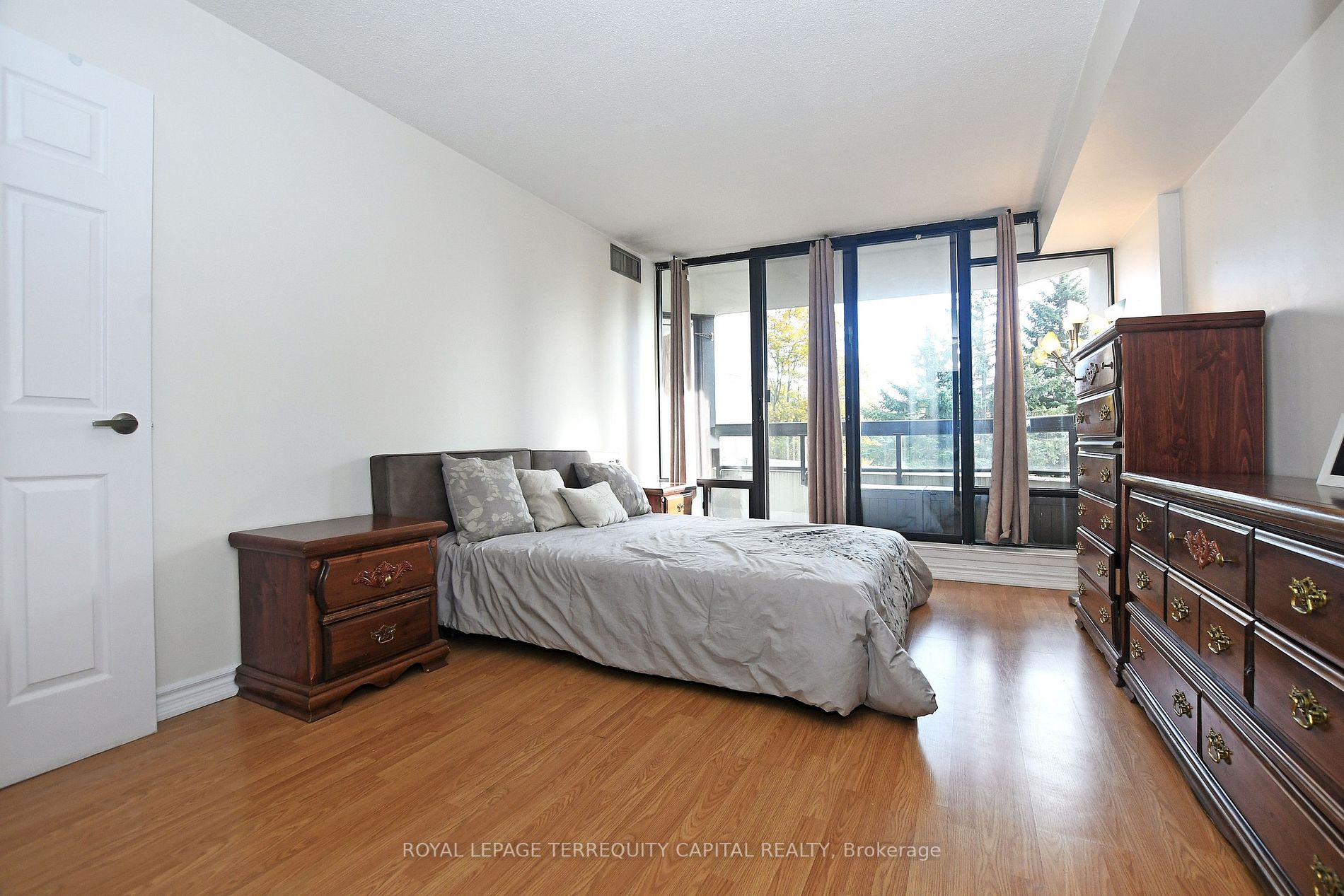 7460 Bathurst St, #208