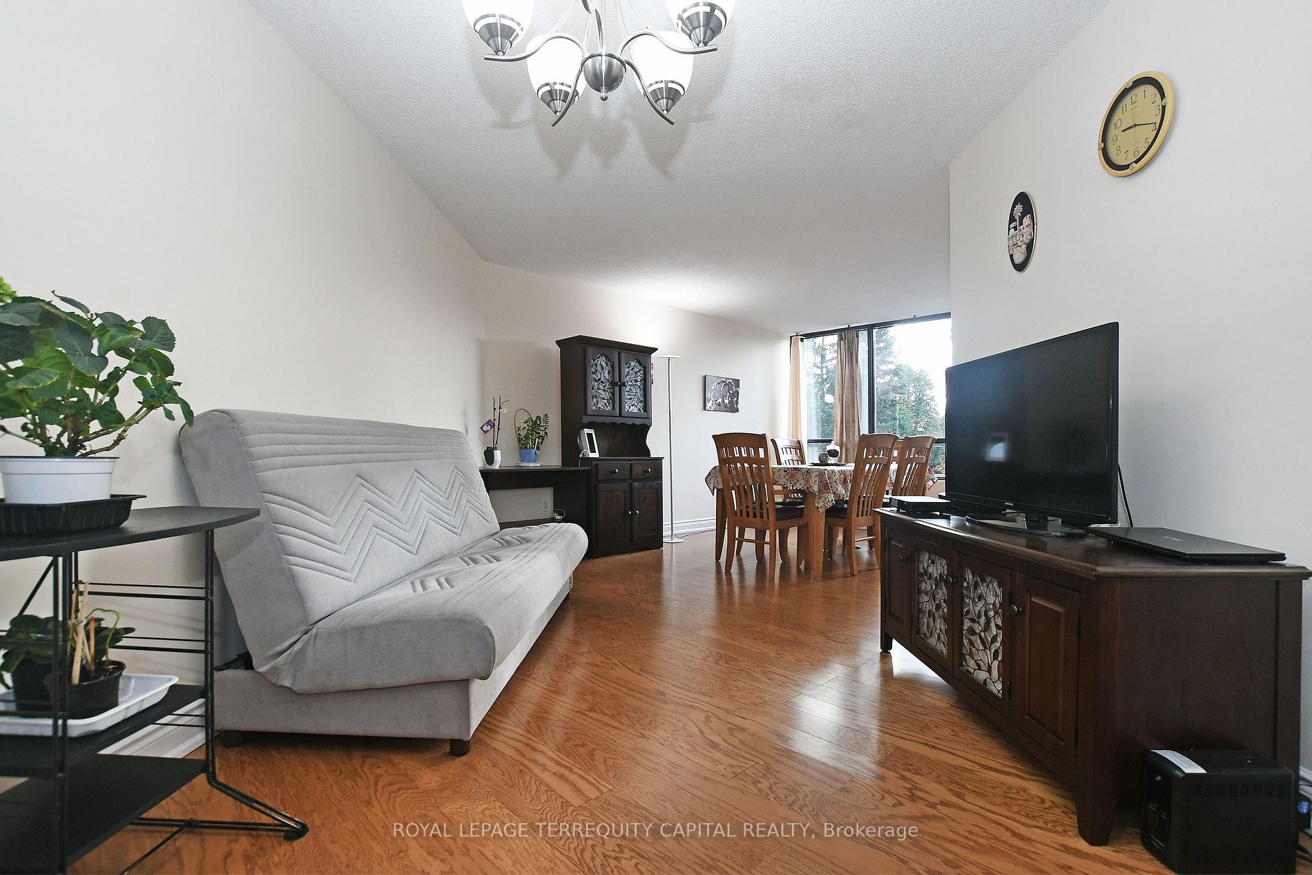 7460 Bathurst St, #208