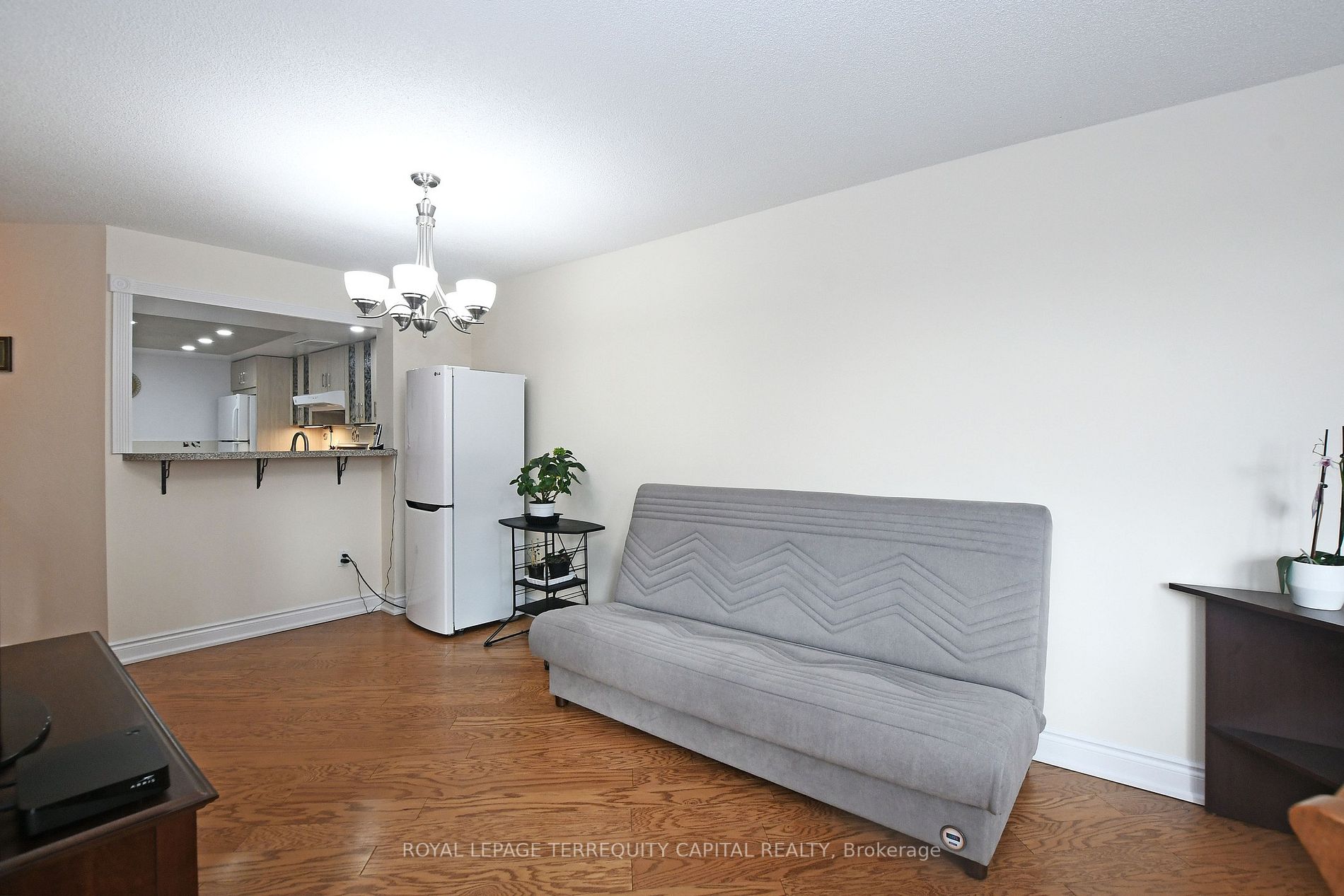 7460 Bathurst St, #208