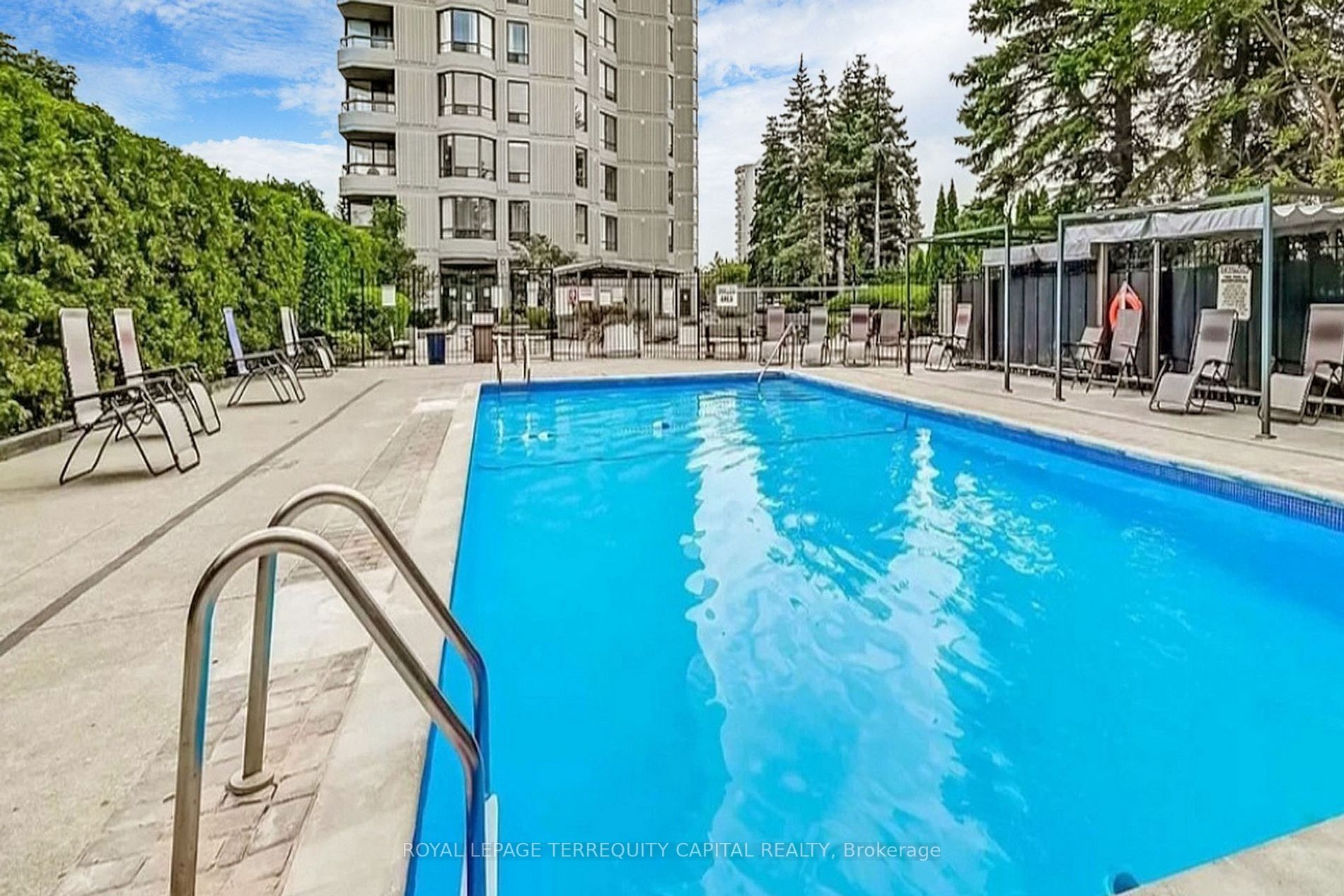 7460 Bathurst St, #208
