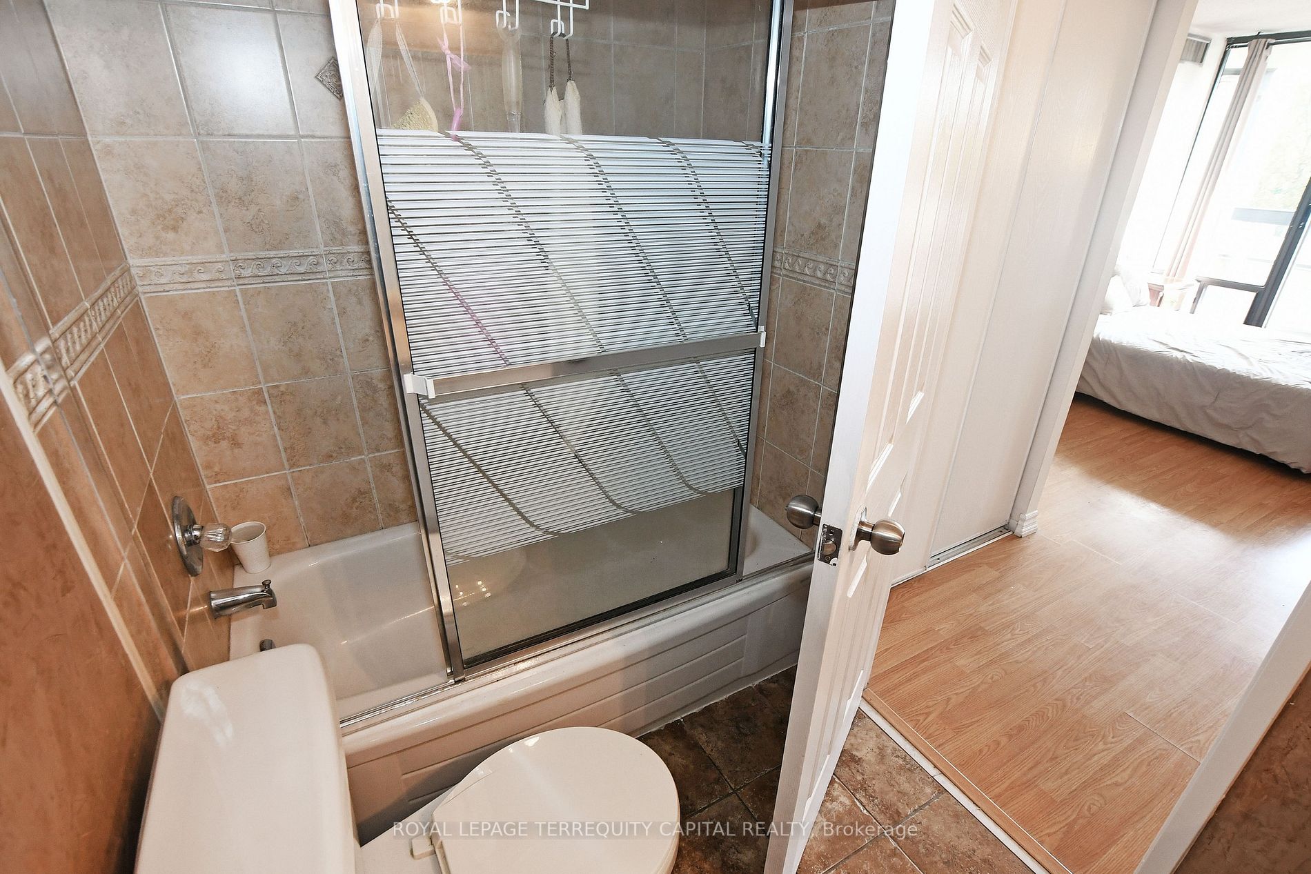 7460 Bathurst St, #208
