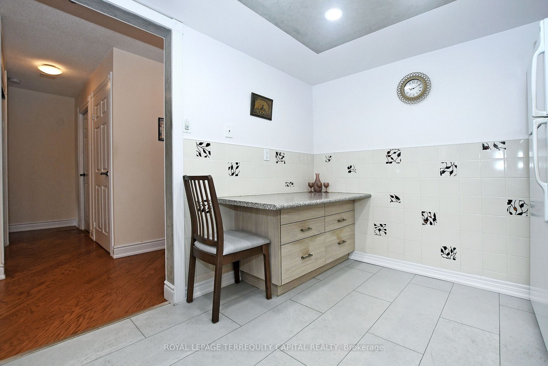 7460 Bathurst St, #208