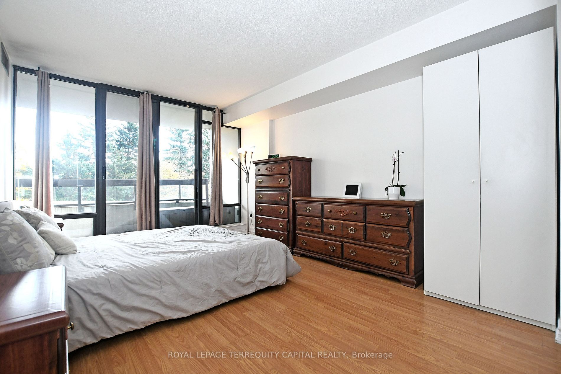 7460 Bathurst St, #208