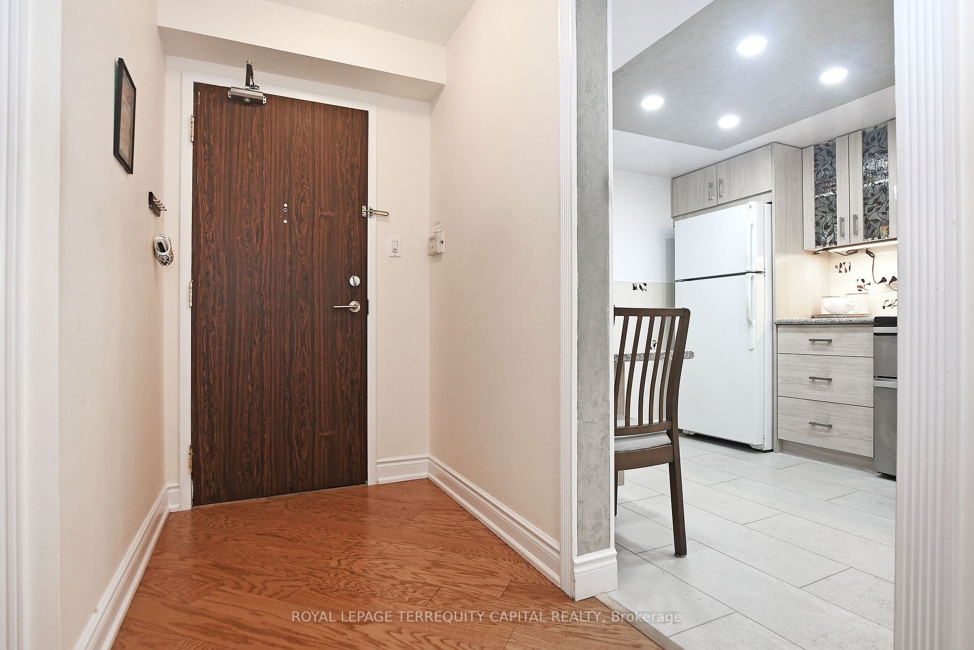 7460 Bathurst St, #208