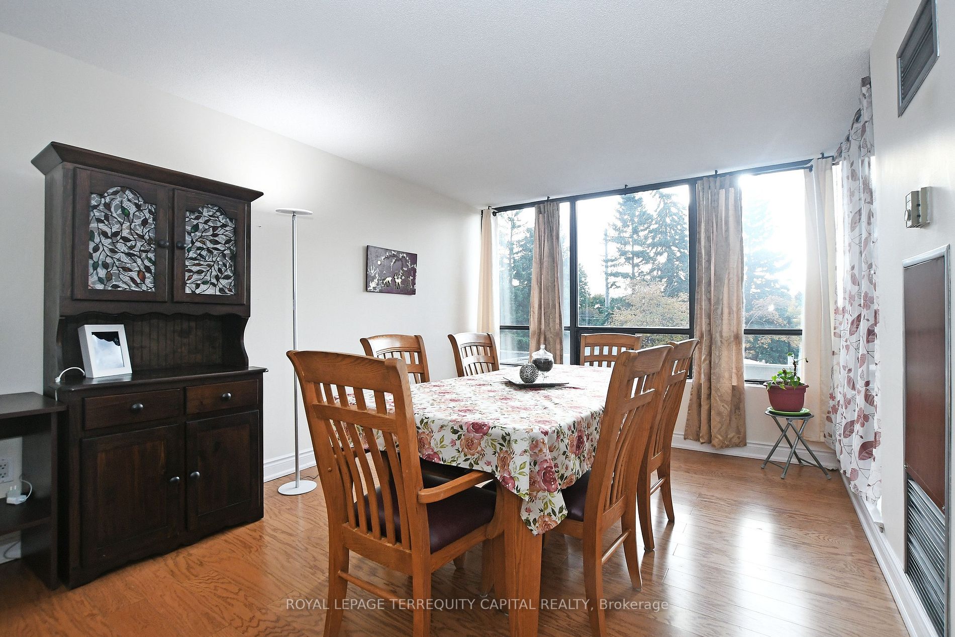7460 Bathurst St, #208