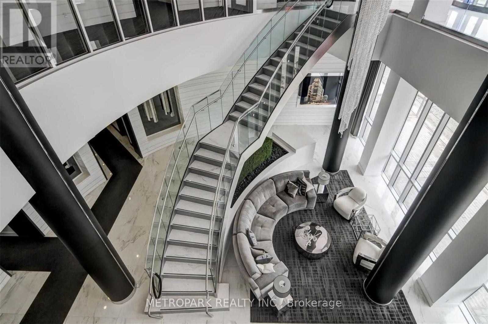 9471 Yonge St, #303