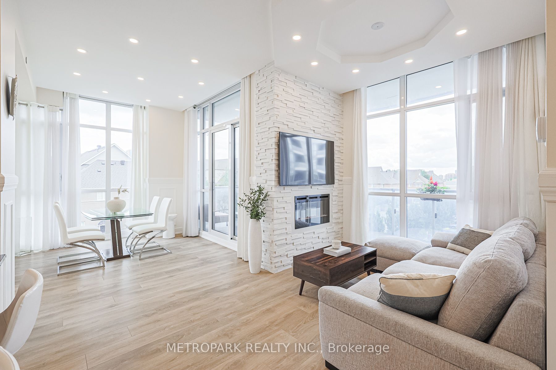 9471 Yonge St, #303