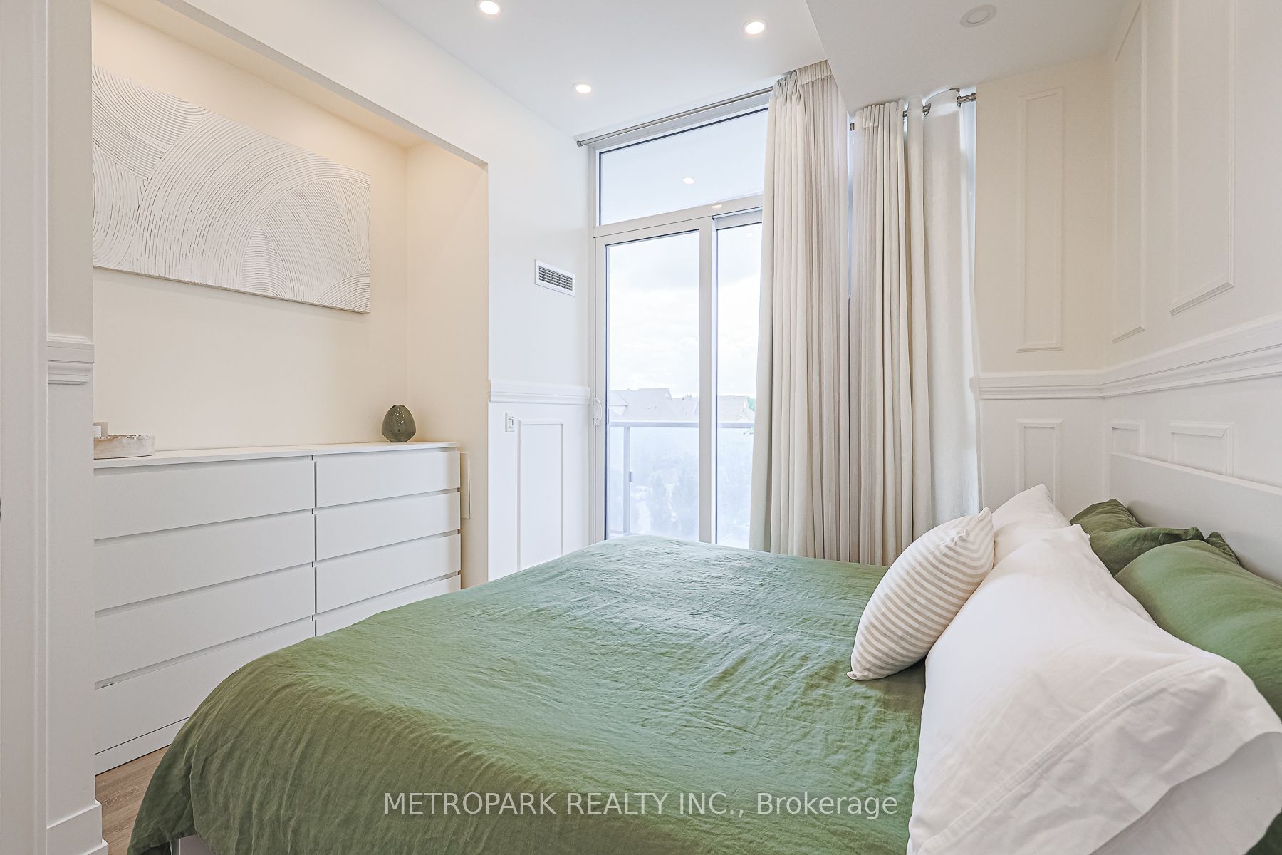 9471 Yonge St, #303