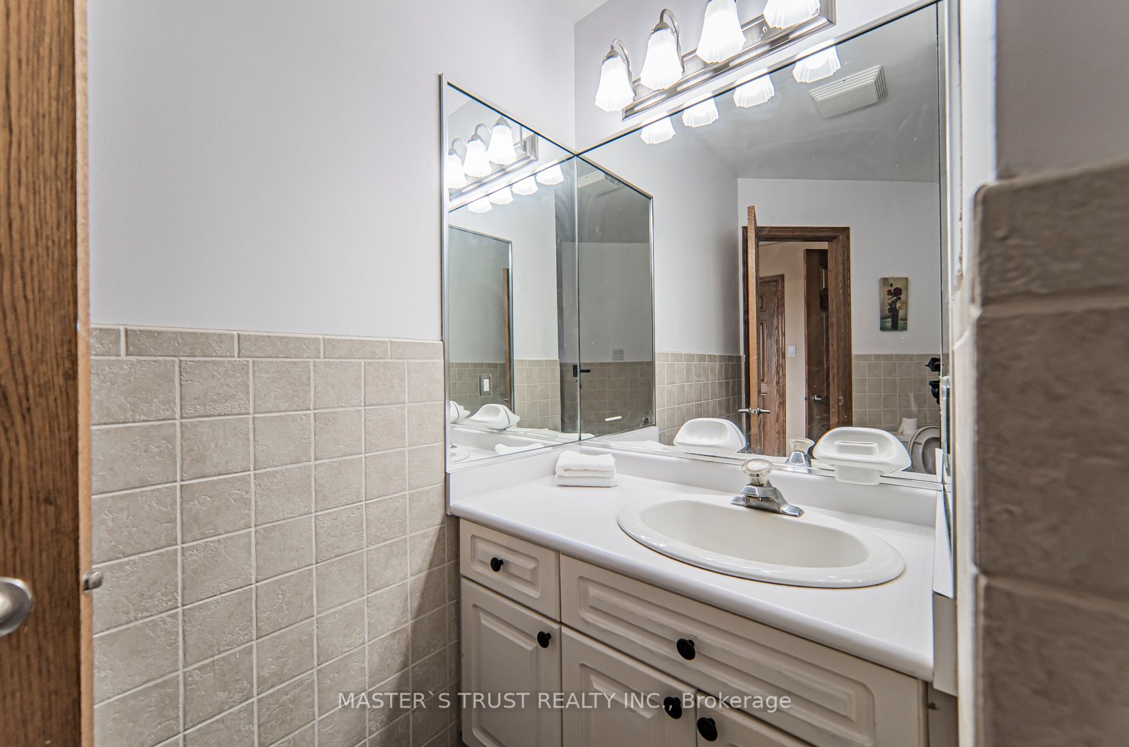1008 Mount Albert Rd