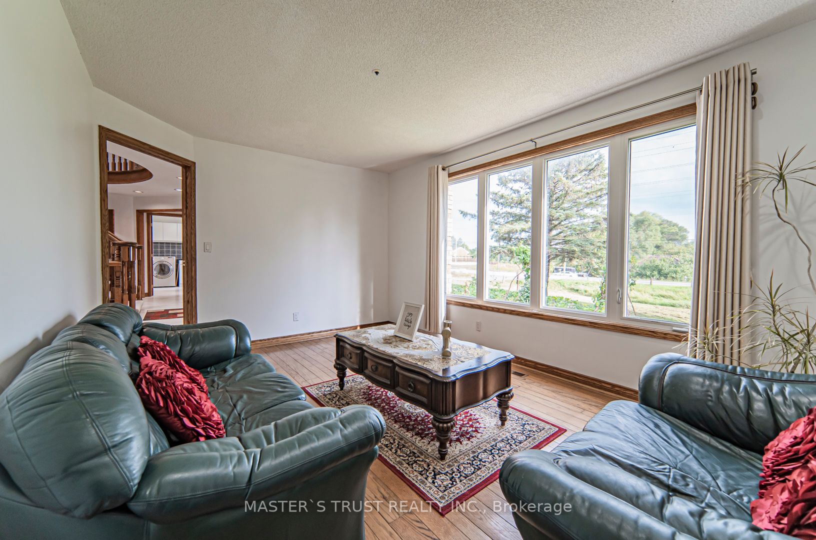 1008 Mount Albert Rd