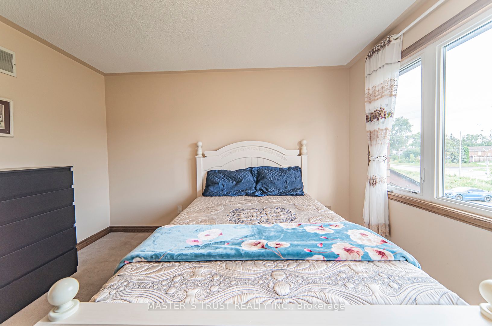 1008 Mount Albert Rd