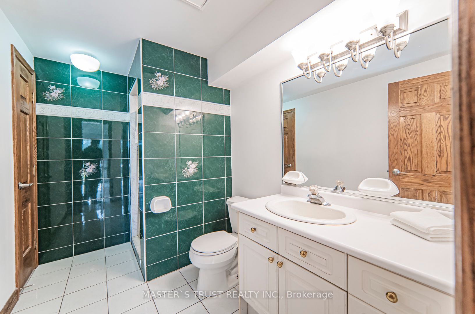 1008 Mount Albert Rd
