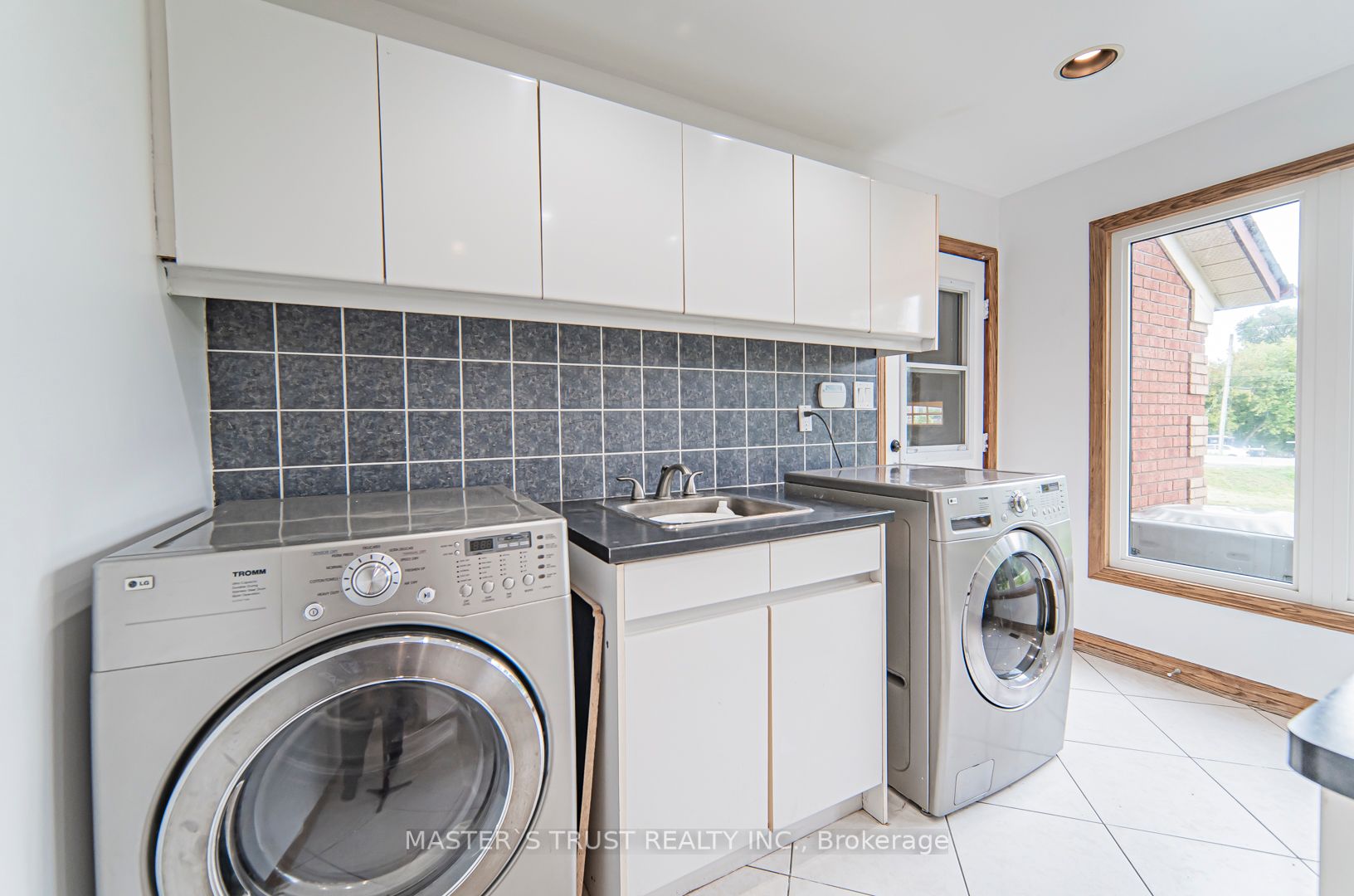 1008 Mount Albert Rd