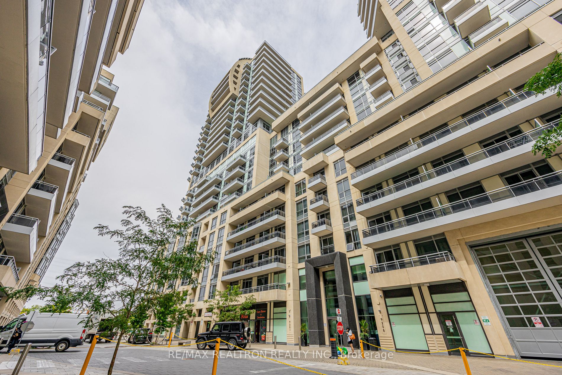 9205 Yonge St, #1702