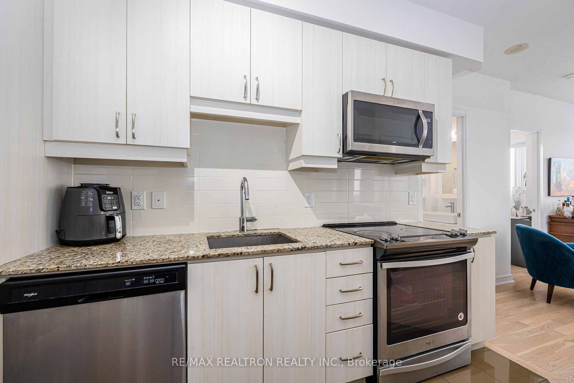 9205 Yonge St, #1702