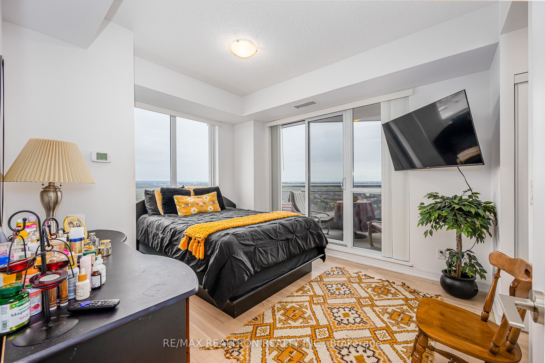 9205 Yonge St, #1702