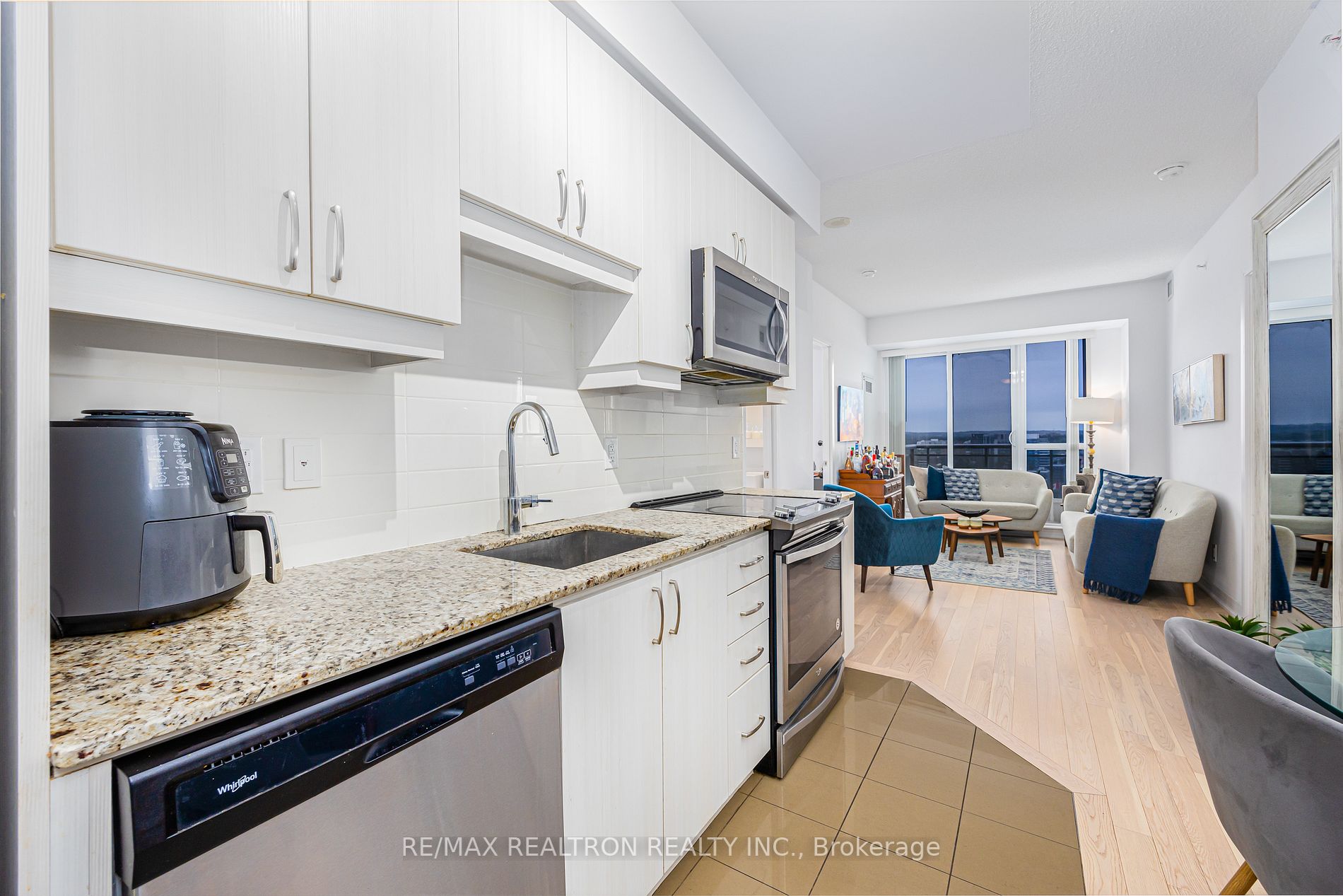 9205 Yonge St, #1702