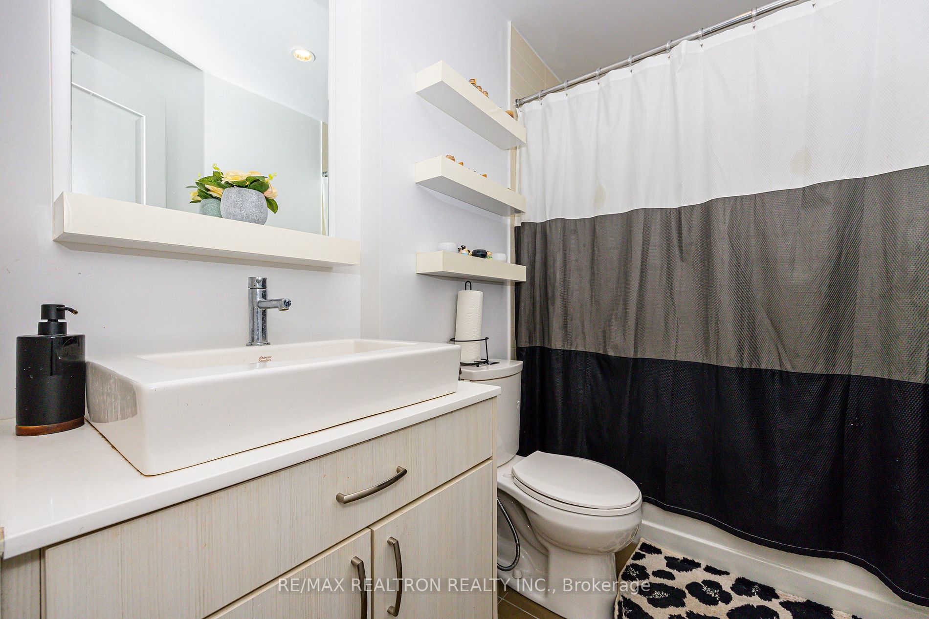 9205 Yonge St, #1702