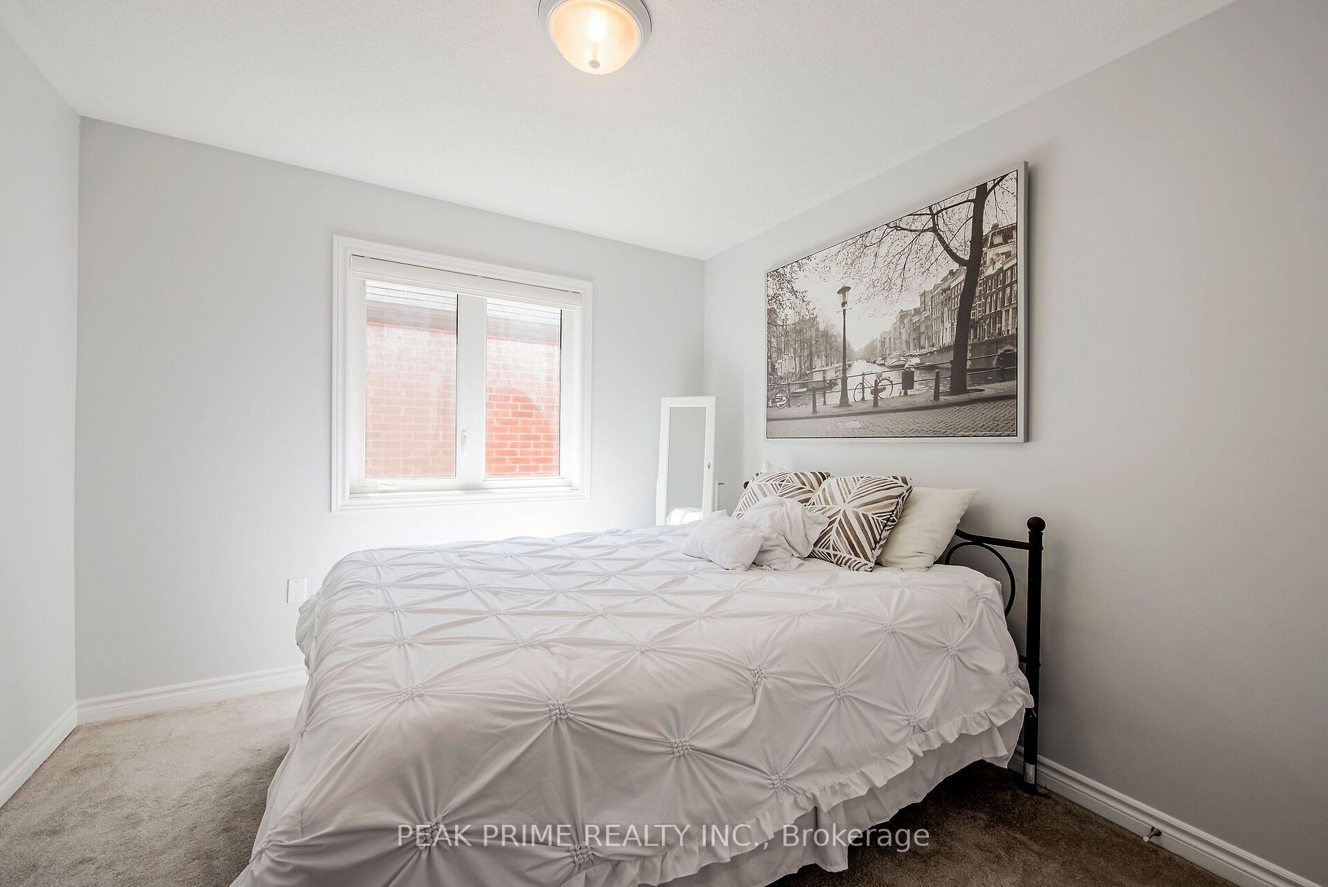 1534 Farrow Cres