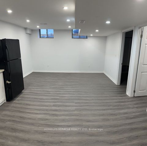 63 Arnold Cres