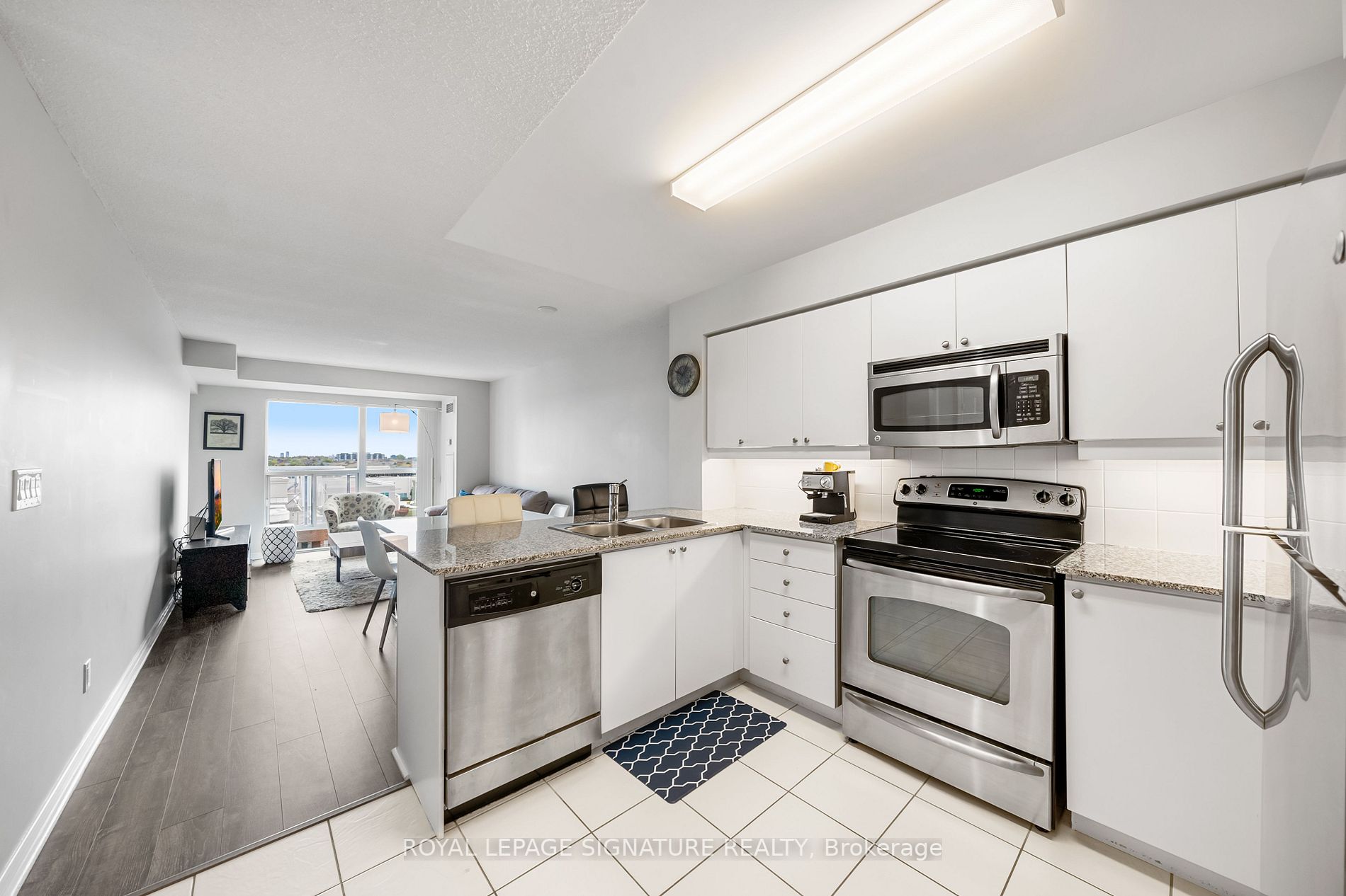 185 Oneida Cres, #702